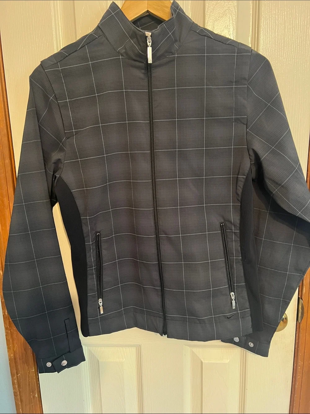 Nike ladies Black and Gray Watchplaid Lightweight Zip Front Golf Jacket
